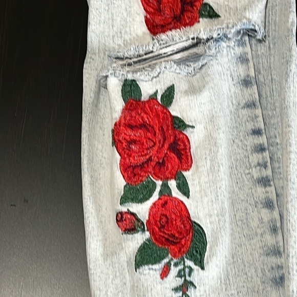 Forever 21 denim distressed rose embroidered skinny jeans - Picture 3 of 6